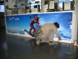 печать наклеек монтаж