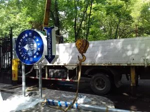 рекламная стела монтаж