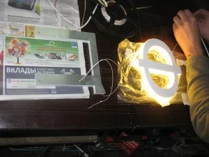 тонкие световые буквы